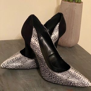 Guess women’s felisity3 snakeskin print Sz11 heels